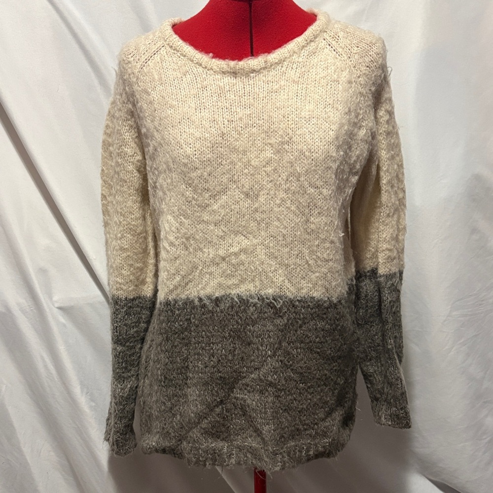 Kimchi Blue Two-Tone Crewneck Sweater in Cream and Gray SM374